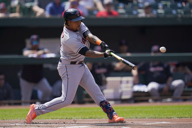 José Ramírez, de los Guardianes de Cleveland, batea doble frente a Keegan Akin, abridor de los Orioles de Baltimore durante la primera entrada del juego de béisbol del miércoles 31 de mayo de 2023, en Baltimore. (AP Foto/Julio Cortez)