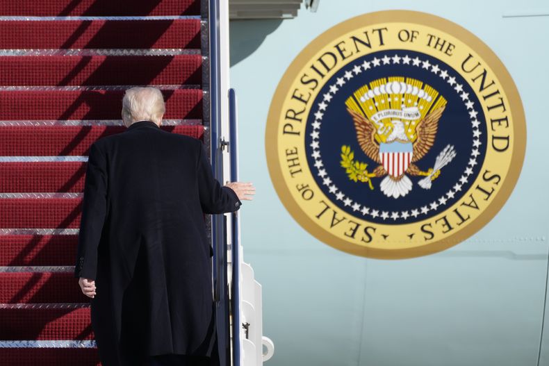 El presidente Donald Trump aborda el Air Force One en la Base Conjunta Andrews, Maryland, el 14 de febrero de 2025, rumbo a West Palm Beach, Florida (AP Foto/Ben Curtis)