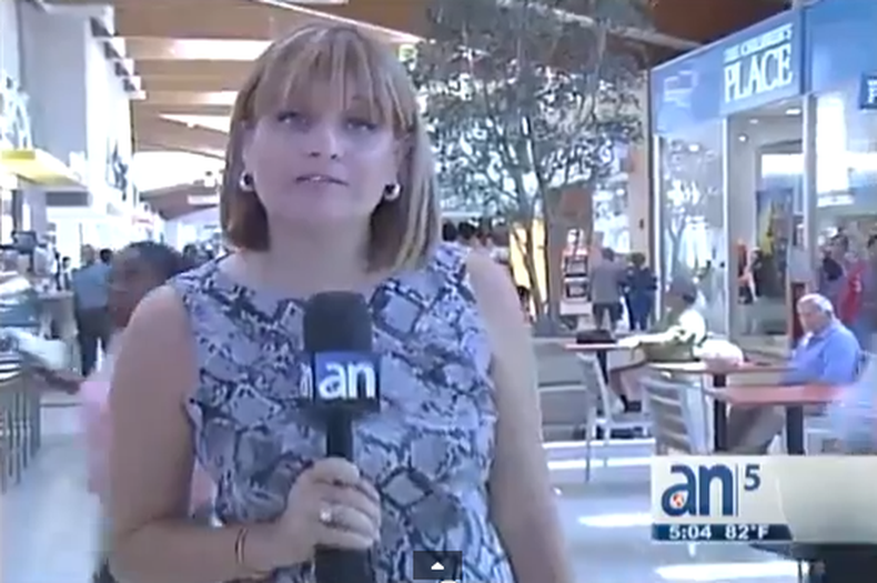Una carterista en Aventura fue arrestada después de que sus crímenes fueron grabados por una cámara de vigilancia , y ahora la policía está buscando a sus cómplices.