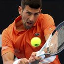 Djokovic inicia el año con victoria tras superar a Lestienne