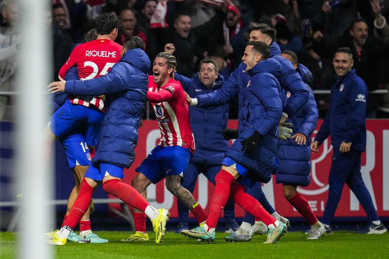 Rodrigo Riquelme, del Atlético de Madrid, es felicitado por sus compañeros tras anotar ante el Real Madrid en un encuentro de la Copa del Rey, disputado el jueves 18 de enero de 2024 (AP Foto/Manu Fernández)