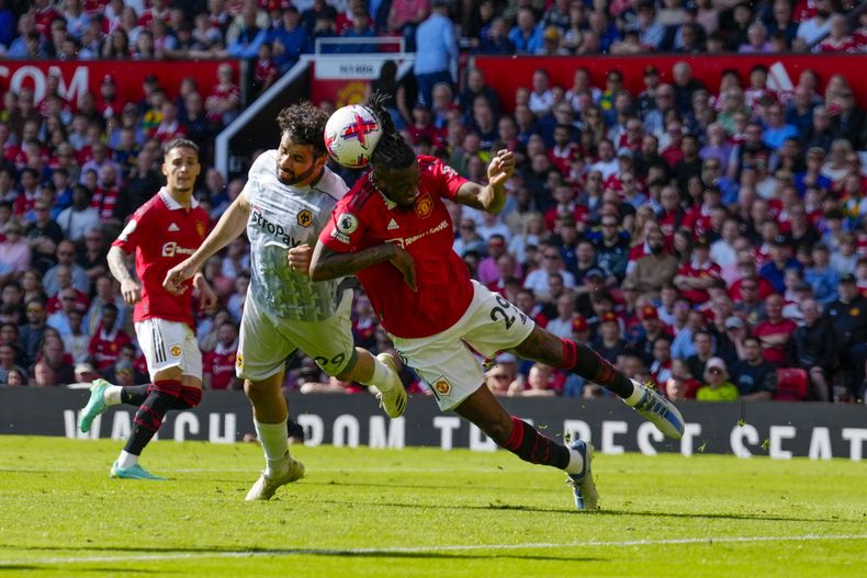 Diego Costa del Wolverhampton pelea por el balón con Aaron Wan-Bissaka del Manchester United en el encuentro de la Liga Premier en el Old Trafford el sábado 13 de mayo del 2023. (AP Foto/Jon Super)