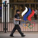 Una persona camina enfrente de los aros olímpicos en las oficinas del Comité Olímpico Ruso en Moscú el martes 7 de julio del 2026. (AP Foto/Pavel Bednyakov)