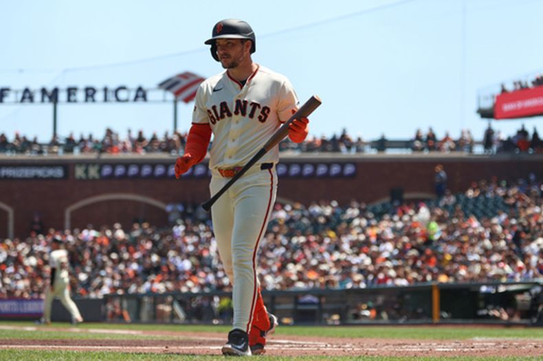 Patrick Bailey de los Gigantes de San Francisco camina hacia el dugout tras salir ponchado en la tercera entrada ante los Padres de San Diego el miércoles 6 de mayo del 2026. (AP Foto/Jed Jacobsohn)