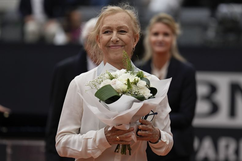La ganadora de 18 títulos de Grand Slam Martina Navratilova recibe la Raqueta de Oro durante la final del Abierto de Italia en Roma el domingo 21 de mayo del 2023. (AP Foto/Alessandra Tarantino)