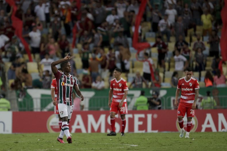 Jhon Arias, del Fluminense de Brasil, festeja tras anotar ante River Plate de Argentina, el martes 2 de mayo de 2023, en la Copa Libertadores (AP Foto/Bruna Prado)