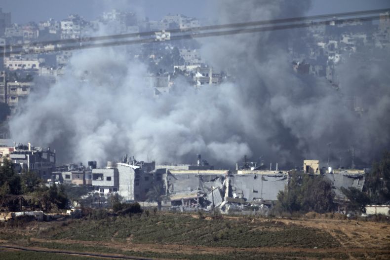 Una explosión causada por un ataque israelí en la Franja de Gaza causa una nube de humo, vista desde el sur de Israel, el 9 de noviembre de 2023. (AP Foto/Victor R. Caivano)