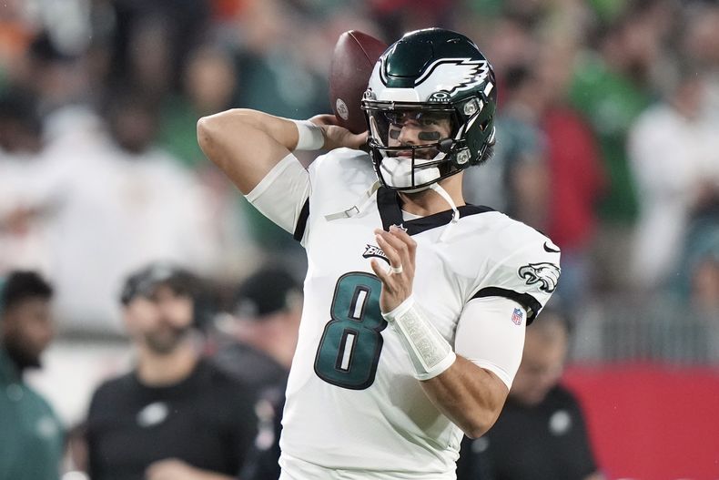 ARCHIVO - Foto del 15 de enero del 2024, el quarterback de los Eagles de Filadelfia Marcus Mariota calienta antes del juego de comodín ante ls Buccaneers. (AP Foto/Peter Joneleit, Archivo)