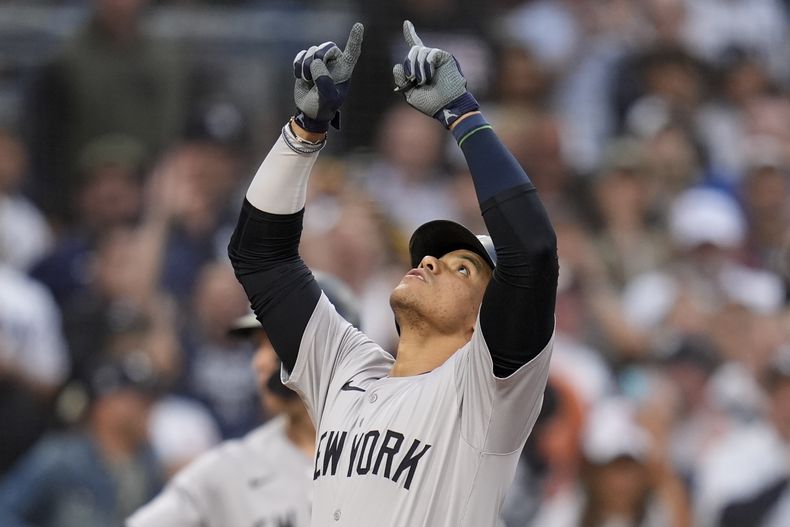 El dominicano Juan Soto, de los Yankees de Nueva York, festeja su jonrón de dos carreras en el juego ante los Padres de San Diego, el viernes 24 de mayo de 2024 (AP Foto/Gregory Bull)
