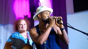 Usher cantando con Kelvis Ochoa en Saraos Bar.