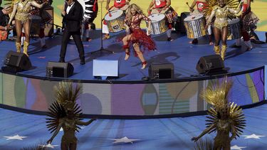 americateve | La cantante colombiana Shakira canta en la ceremonia de clausura del Mundial el domingo, 13 de julio de 2014, en R&iacute;o de Janeiro. (AP Photo/Themba Hadebe)