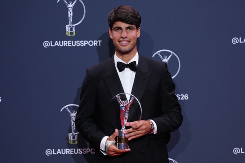 Carlos Alcaraz posa con su trofeo Laureus al deportista del año durante la gala en Madrid, el lunes 20 de abril de 2026. (AP Foto/Manu Fernández)