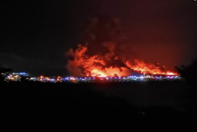 Due Flammen wüten noch immer in Matanzas | Bildquelle: https://www.americateve.com/matanzas/impresionantes-imagenes-la-tapa-del-tanque-tres-acaba-colapsar-n1146449 © | Bilder sind in der Regel urheberrechtlich geschützt