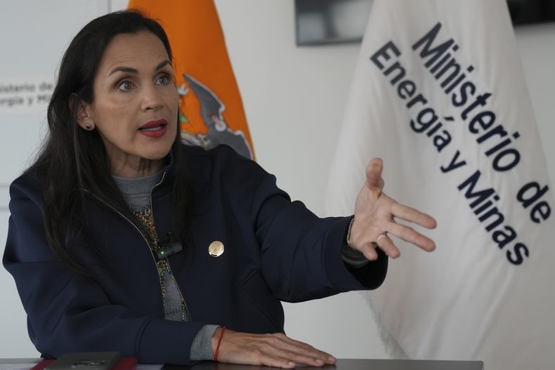 La ministra de Energía de Ecuador, Inés Manzano, da una entrevista en su oficina en Quito, Ecuador, el viernes 10 de enero de 2025. (AP Foto/Dolores Ochoa)