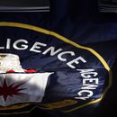 El emblema de la CIA en Atlanta, 13 de noviembre de 2013. El gobierno del presidente busca renovar la Ley de Inteligencia Extranjera que caduca al finalizar 2023, se informó el 13 de junio de 2023. (AP Foto/David Goldman, File)