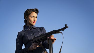 Esta imagen difundida por Lionsgate, Eiza González en una escena de la película The Ministry of Ungentlemanly Warfare”. (Daniel Smith/Lionsgate via AP)