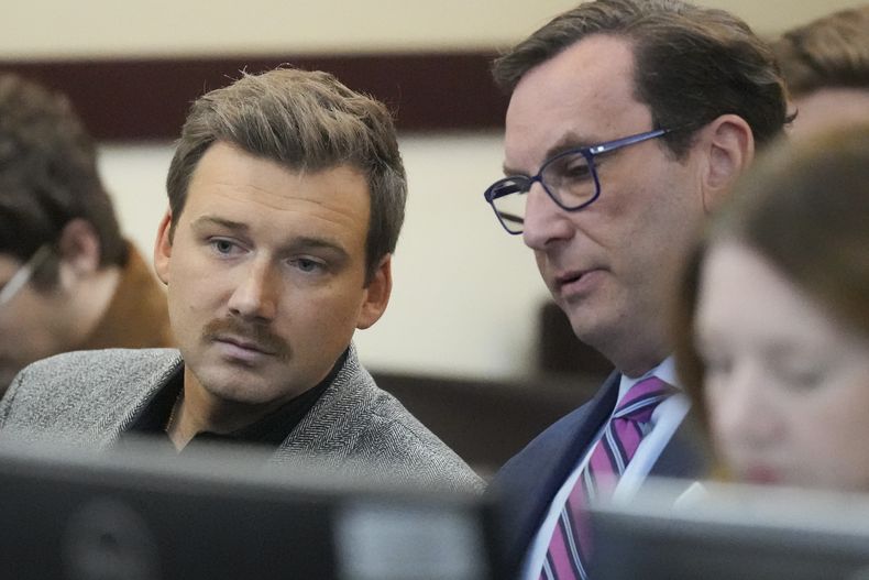 Morgan Wallen, a la izquierda, habla con su abogado en un tribunal penal el jueves 12 de diciembre de 2024 en Nashville, Tennessee. (Foto AP/George Walker IV)