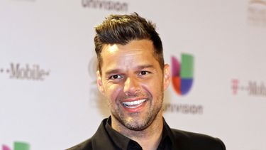 americateve | En esta foto del 21 de febrero del 2013, Ricky Martin llega a la ceremonia del Premio Lo Nuestro de la M&uacute;sica Latina en Miami. Martin anunci&oacute; el lanzamiento de PiccoloUniverse.com, un cibersitio comunitario multiling&uuml;e para padres y mad