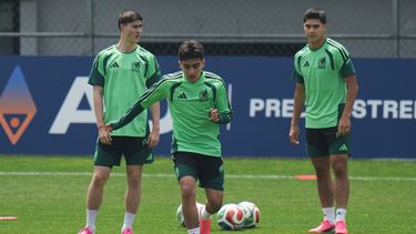 El volante mexicano Gilberto Mora calienta durante un entrenamiento previo al partido contra Ingaterra en los octavos de final del Mundial, el sábado 4 de julio de 2026, en la Ciudad de México. (AP Foto/Eduardo Verdugo)