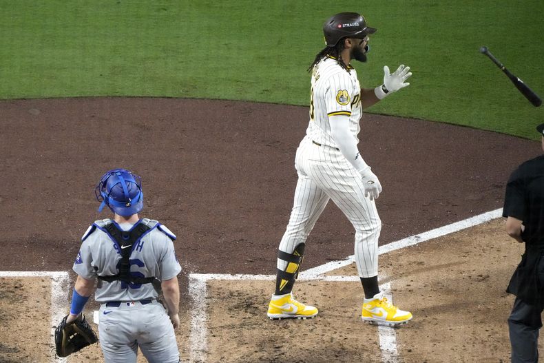 El dominicano Fernando Tatis Jr., de los Padres de San Diego, arroja el bate tras conectar un jonrón de dos carreras frente a los Dodgers de Los Ángeles, en el tercer juego de la serie divisional de la Liga Nacional, el martes 8 de octubre de 2024 (AP Foto/Ashley Landis)