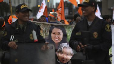 Detienen asesores de Keiko Fujimori por lavado de dinero