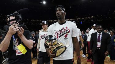 El pívot del Heat de Miami Bam Adebayo camina con el Trofeo Bob Cousey tras ganar el juego 7 de las finales de la Conferencia Este ante los Celtics de Boston el lunes 29 de mayo del 2023. (AP Foto/Charles Krupa )