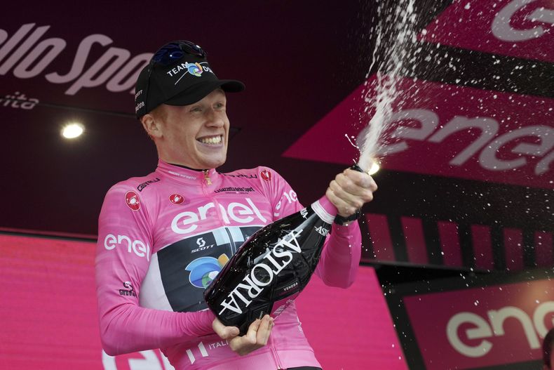 El noruego Andreas Leknessund celebras tras apoderarse de la maglia rosa del Giro de Italia, el martes 9 de mayo de 2023, en el Lago Laceno. (Gian Mattia DAlberto/LaPresse vía AP)