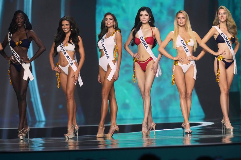 Las concursantes participan en la ronda final del 74º certamen de belleza Miss Universo en la provincia de Nonthaburi, Tailandia, el viernes 21 de noviembre de 2025. A la izquierda se encuentra Miss Costa de Marfil Olivia Yacé. (Foto AP/Sakchai Lalit)
