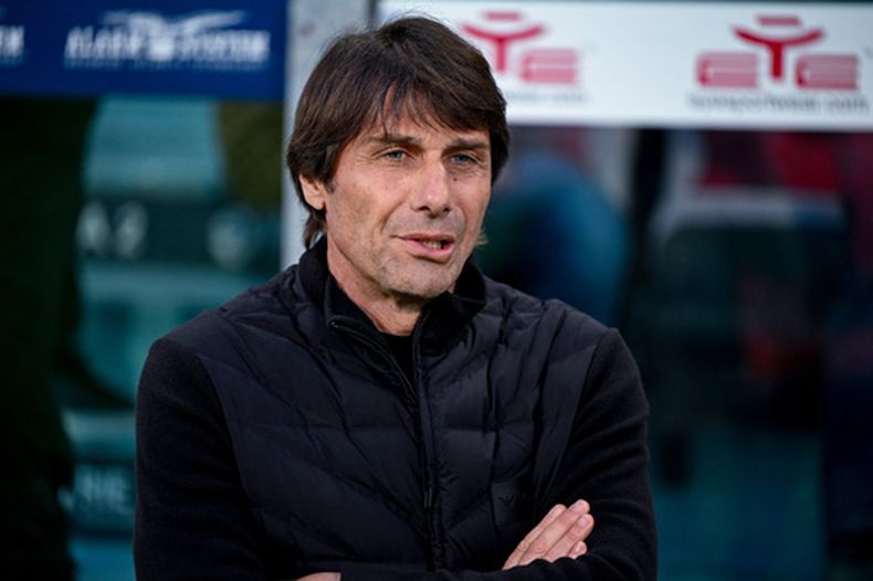 El técnico de Napoli Antonio Conte durante el partido contra Cagliari en la Serie A, el viernes 20 de marzo de 2026. (Gianluca Zuddas/LaPresse vía AP)
