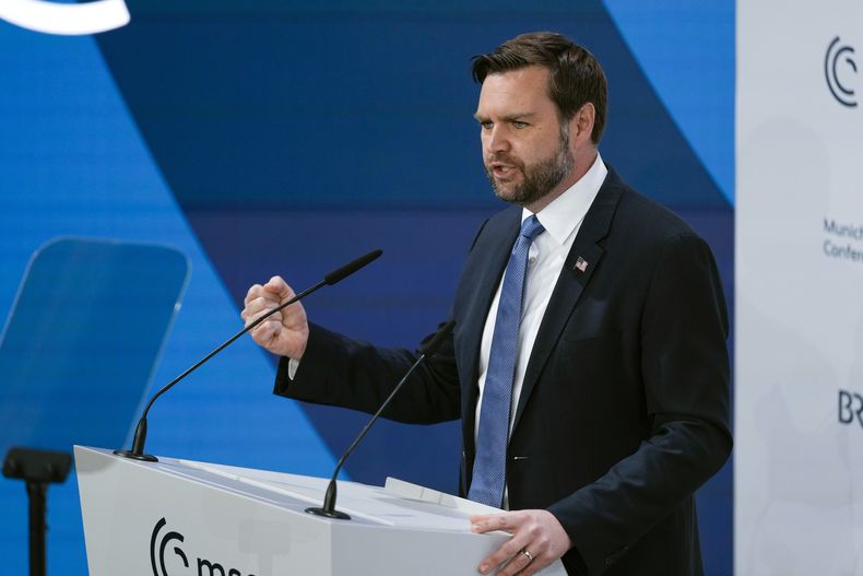 El vicepresidente de Estados Unidos, JD Vance, habla en la Conferencia de Seguridad de Múnich, en el hotel Bayerischer Hof en Múnich, Alemania, el viernes 14 de febrero de 2025. (AP Foto/Matthias Schrader)