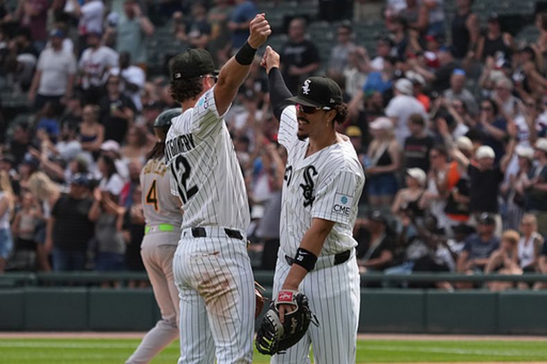 El campocorto de los Medias Blancas de Chicago, Colson Montgomery (izquierda), y el primera base Miguel Vargas (derecha) celebran su victoria contra los Atléticos en un partido de béisbol, el sábado 11 de julio de 2026, en Chicago. (Foto AP/David Banks)