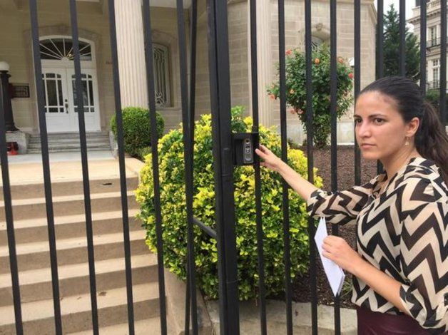 Rosa María Payá tocó las puertas de la recién estrenada embajada de Cuba en EEUU para entregar una carta.