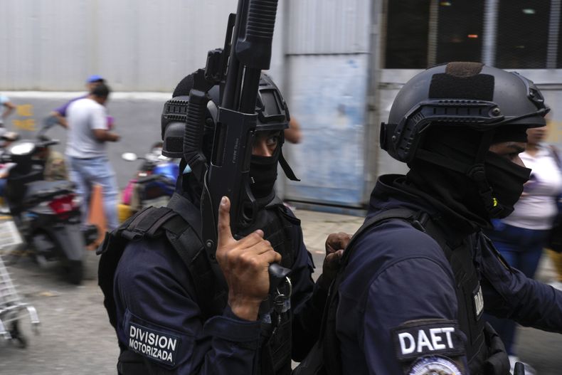 Policías en motocicleta salen del centro de detención en Boleíta, a donde fueron llevadas algunas personas detenidas en las recientes protestas, en Caracas, Venezuela, el 1 de agosto del 2024. (AP foto/Matias Delacroix)