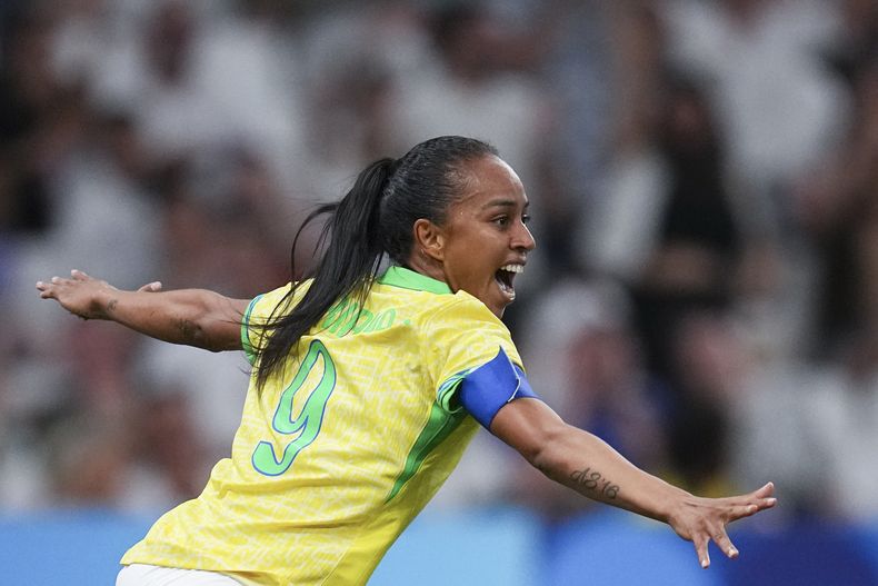 Adriana celebra tras anotar el tercer gol de Brasil en la victoria 4-2 ante España en las semifinales del fútbol femenino de los Juegos Olímpicos de París, el martes 6 de agosto de 2024, en Marsella, Francia. (AP Foto/Daniel Cole)
