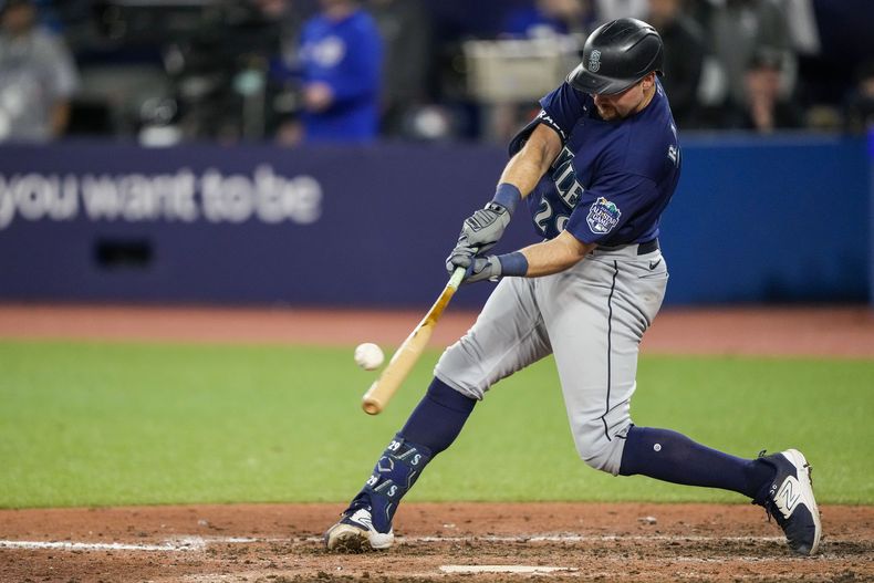 Cal Raleigh pega su segundo jonrón para los Marineros de Seattle ante los Azulejos, en Toronto, el domingo 30 de abril de 2023. (Andrew Lahodynskyj/The Canadian Press via AP)
