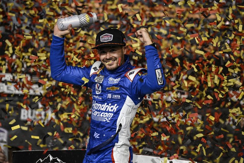 Kyle Larson celebra en el Victory Lane luego de ganar una carrera de la NASCAR Cup Series en el circuito de Darlington. Domingo 3 de septiembre de 2023. (AP Foto/Matt Kelley)