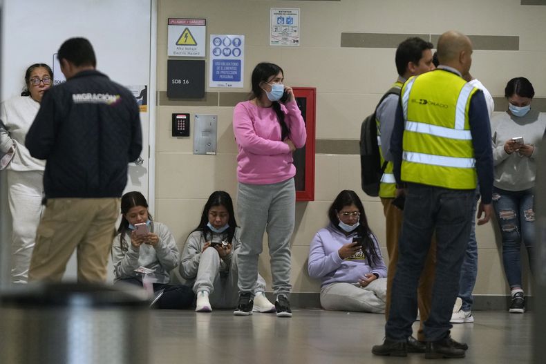 Migrantes colombianos deportados de Estados Unidos esperan dentro del aeropuerto El Dorado en Bogotá, Colombia, el martes 28 de enero de 2025. (AP Foto/Fernando Vergara)