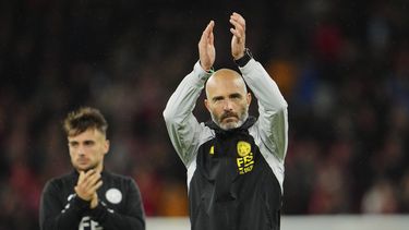 ARCHIVO - El entrenador del Leicester, Enzo Maresca, al final del partido de la tercera ronda de la Copa de la Liga inglesa entre el Liverpool y el Leicester City en el estadio Anfield en Liverpool, Inglaterra, el 27 de septiembre de 2023. Una cuarta parte de los entrenadores tendrá a su cargo un partido de la Liga Premier por primera vez, con Liverpool (Arne Slot), Chelsea (Enzo Maresca) y Brighton (Fabian Hurzeler) con nuevos entrenadores y tanto Southampton (Russell Martin) como Ipswich (Kieran McKenna) obteniendo el ascenso sin entrenadores con experiencia en la máxima categoría. (AP Foto/Jon Super, Archivo)