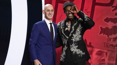 Scoot Henderson, a la derecha, posa con el Comisionado de la NBA, Adam Silver, después de que los Trail Blazers de Portland lo seleccionaran como jugador número tres general en el draft de la NBA, el jueves 22 de junio de 2023. (AP Foto/John Minchillo)