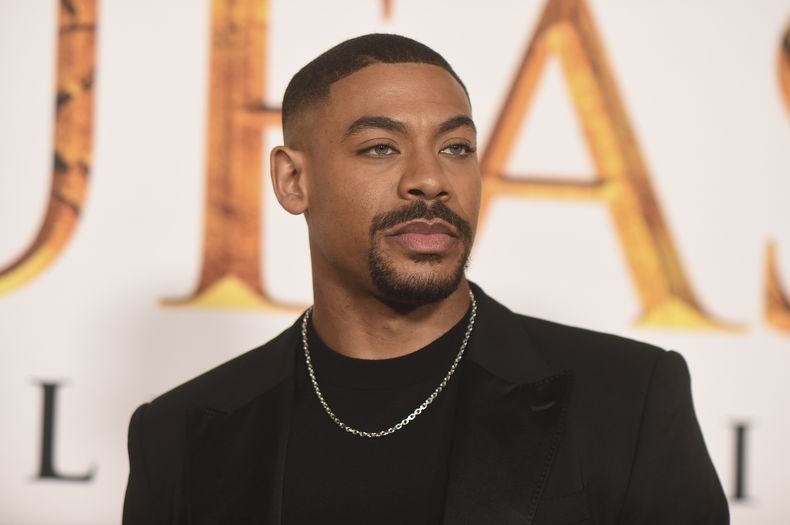 Aaron Pierre llega al estreno de Mufasa, El Rey León el lunes 9 de diciembre de 2024 en el Dolby Theatre de Los Ángeles. (Foto Richard Shotwell/Invision/AP)