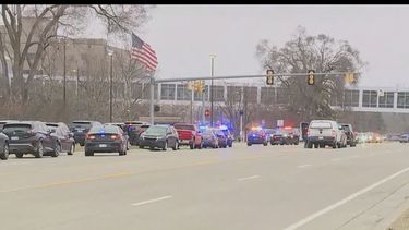 La policía yendo al Corewell Health Beaumont Troy Hospital, en Troy, Michigan, el 20 de marzo del 2025. (WXYZ-TV via AP)