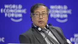 ARCHIVO - El presidente colombiano Gustavo Petro participa en un panel en la Reunión Anual del Foro Económico Mundial, el miércoles 17 de enero de 2024, en Davos, Suiza. (AP Foto/Markus Schreiber)