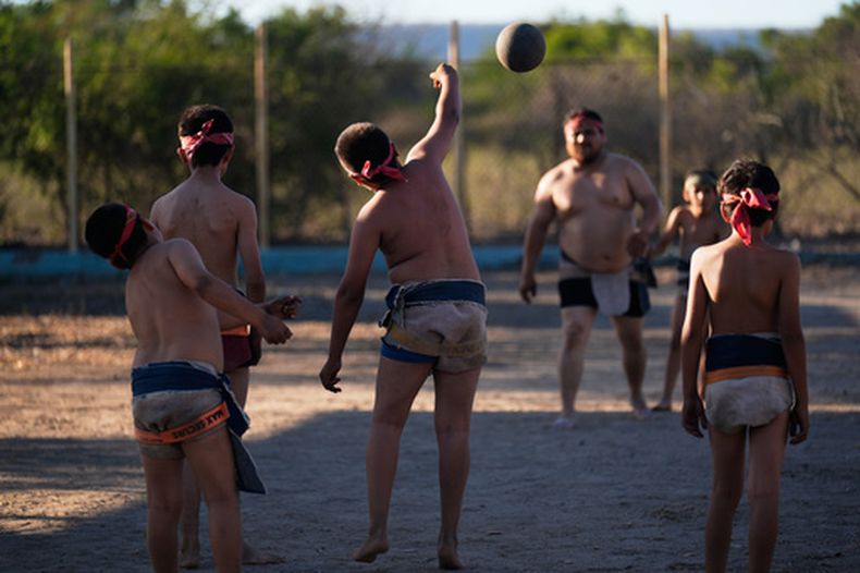 Jóvenes juegan ulema, un juego de pelota mesoamericano que data de la época prehispánica, en Los Llanitos, en las afueras de Mazatlán, México, sábado 25 de abril de 2026. (Foto AP/Marco Ugarte)