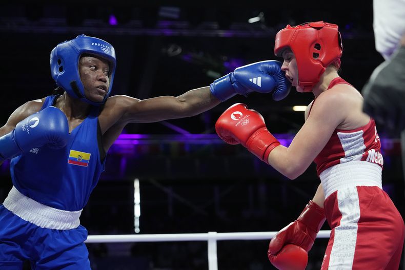 La ecuatoriana María José Palacios golpea a la australiana Tyla McDonald en su combate de octavos de final en la categoría de 60 kilogramos, el lunes 29 de julio de 2024, en Villepinte, Francia. (AP Foto/Ariana Cubillos)