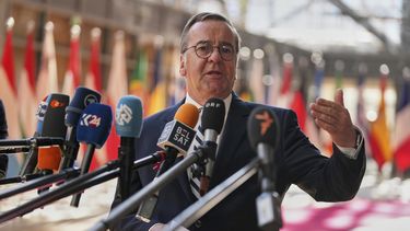 El ministro de Defensa de Alemania, Boris Pistorius, habla con los medios al llegar a una reunión de ministros de Defensa de la Unión Europea en el edificio del Consejo Europeo en Bruselas, el martes 20 de mayo de 2025. (AP Foto/Virginia Mayo)