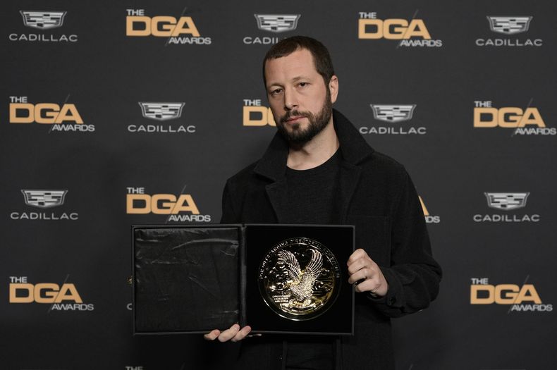 Mstyslav Chernov, director del documental 20 Days in Mariupol con su premio DGA al mejor documental en la 76a entrega de los Premios DGA del Sindicato de Directores de Estados Unidos el sábado 10 de febrero de 2024 en Beverly Hills, California. (Foto AP/Chris Pizzello)