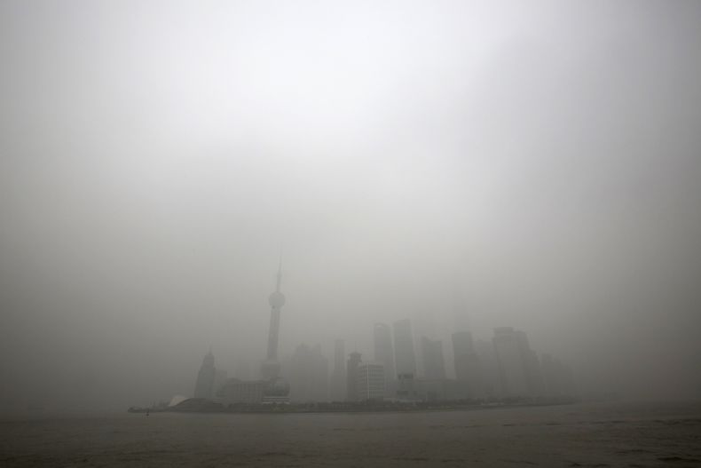 Vista del sector financiero de Lujiazui cubierto por un fuerte manto de contaminaci&oacute;n en el distrito de Pudong, en Shanghai, China, el lunes 9 de diciembre d 2013. La empresa japonesa Panasonic decidi&oacute; entregar un bono de compensaci&oacute;n