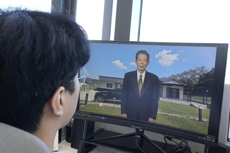 Lee Geon Hui mira la pantalla de una computadora mientras un video muestra una imagen digital de su difunto abuelo hablando en la empresa tecnológica Vaice, el viernes 12 de junio de 2026, en Seúl, Corea del Sur. (AP Foto/Ahn Young-joon)