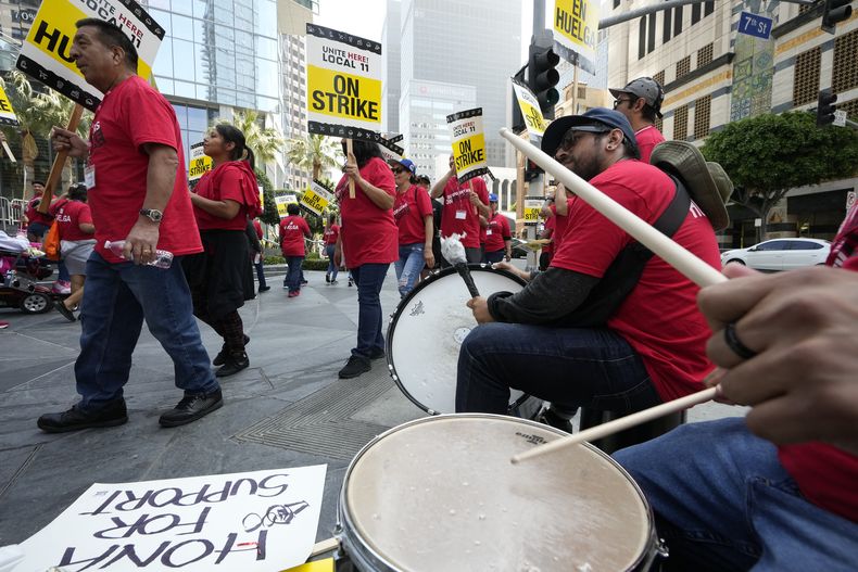 Trabajadores de hoteles en huelga se manifiestan frente al Hotel Intercontinental el lunes 3 de julio de 2023 en el centro de Los Ángeles. (Foto AP/Damián Dovarganes)