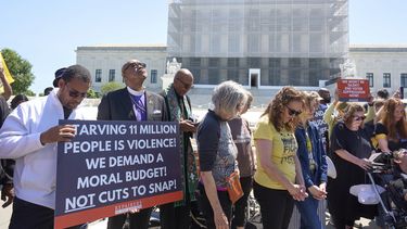 Activistas de la Campaña de los Pobres protestan contra las reducciones de gastos en Medicaid, cupones de alimentos y ayuda federal del proyecto de ley de gastos e impuestos del presidente Donald Trump en el que trabajan esta semana los republicanos del Senado, fuera de la Corte Suprema en Washington, el lunes 2 de junio de 2025. (AP Foto/J. Scott Applewhite)